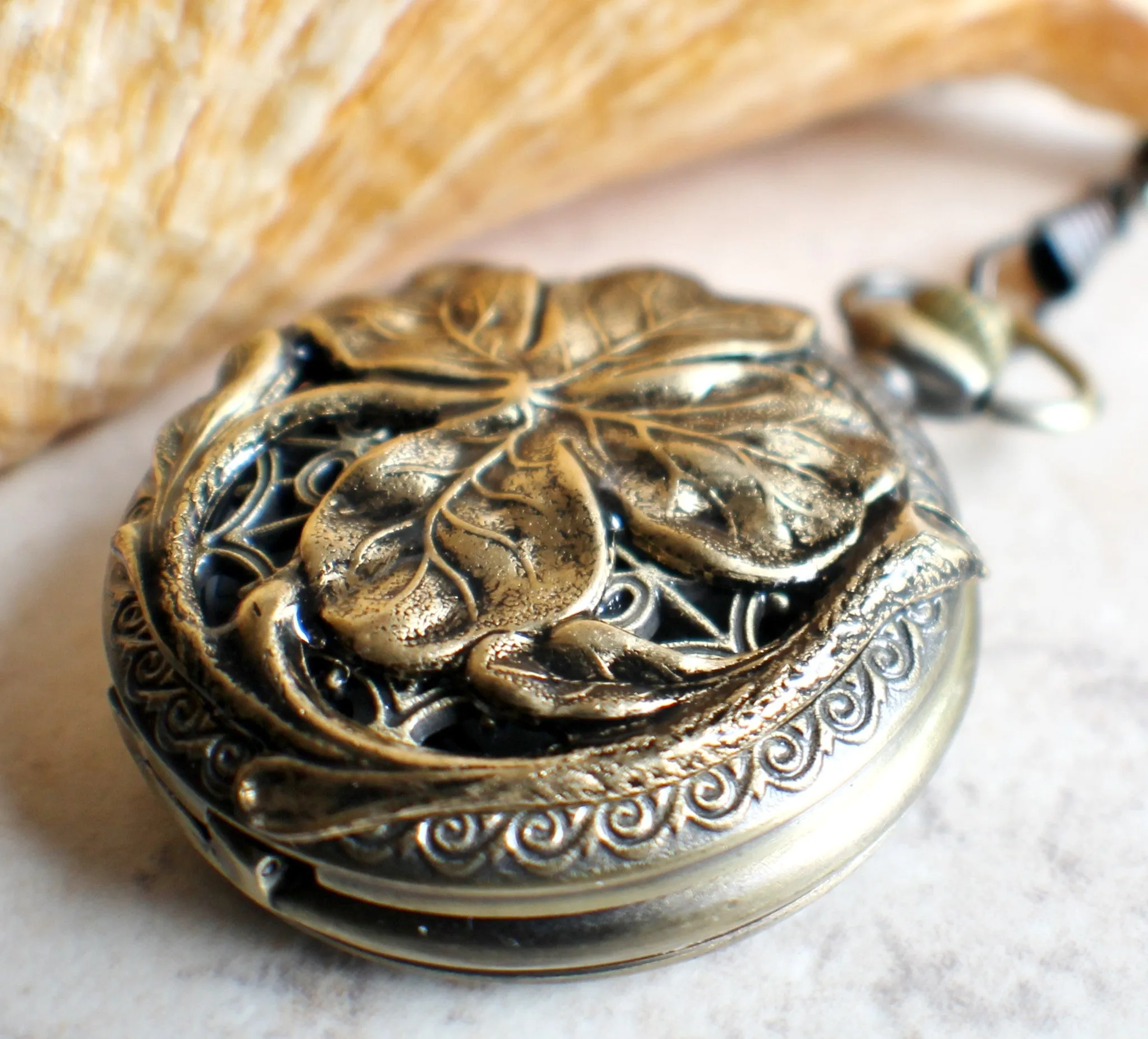 Four leaf clover pocket watch in bronze, battery operated.